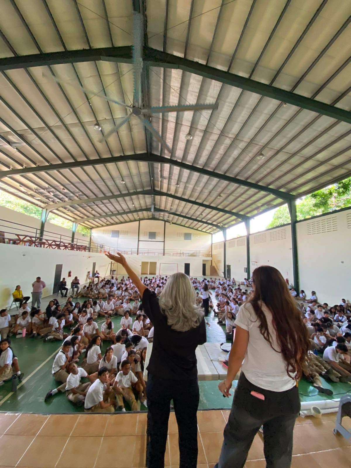 Ofelia Mercedes Méndez presenting the Blue Flag Panama programme to students at a Panamanian school